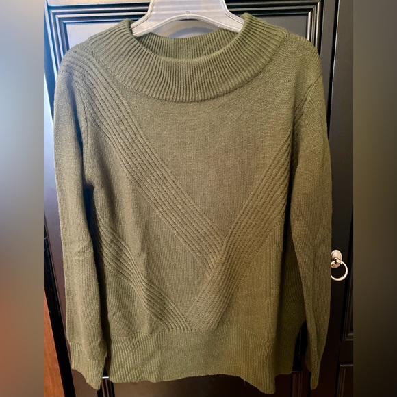 NEW PRICE‼️✨Cut-out back detail B. Original hunter green sweater in size Sm/M.✨ - Picture 3 of 5